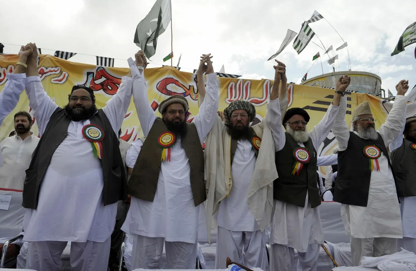 Lashkar-e-Taiba asutaja Hafiz Muhammad Saeed (vasakult teine) ja Pakistani kaitsenõukogu liige Maulana Samiul Haq (keskel) 2012. aastal Pakistani-Afganistani piiril Quettas toimunud USA-vastasel meeleavaldusel.