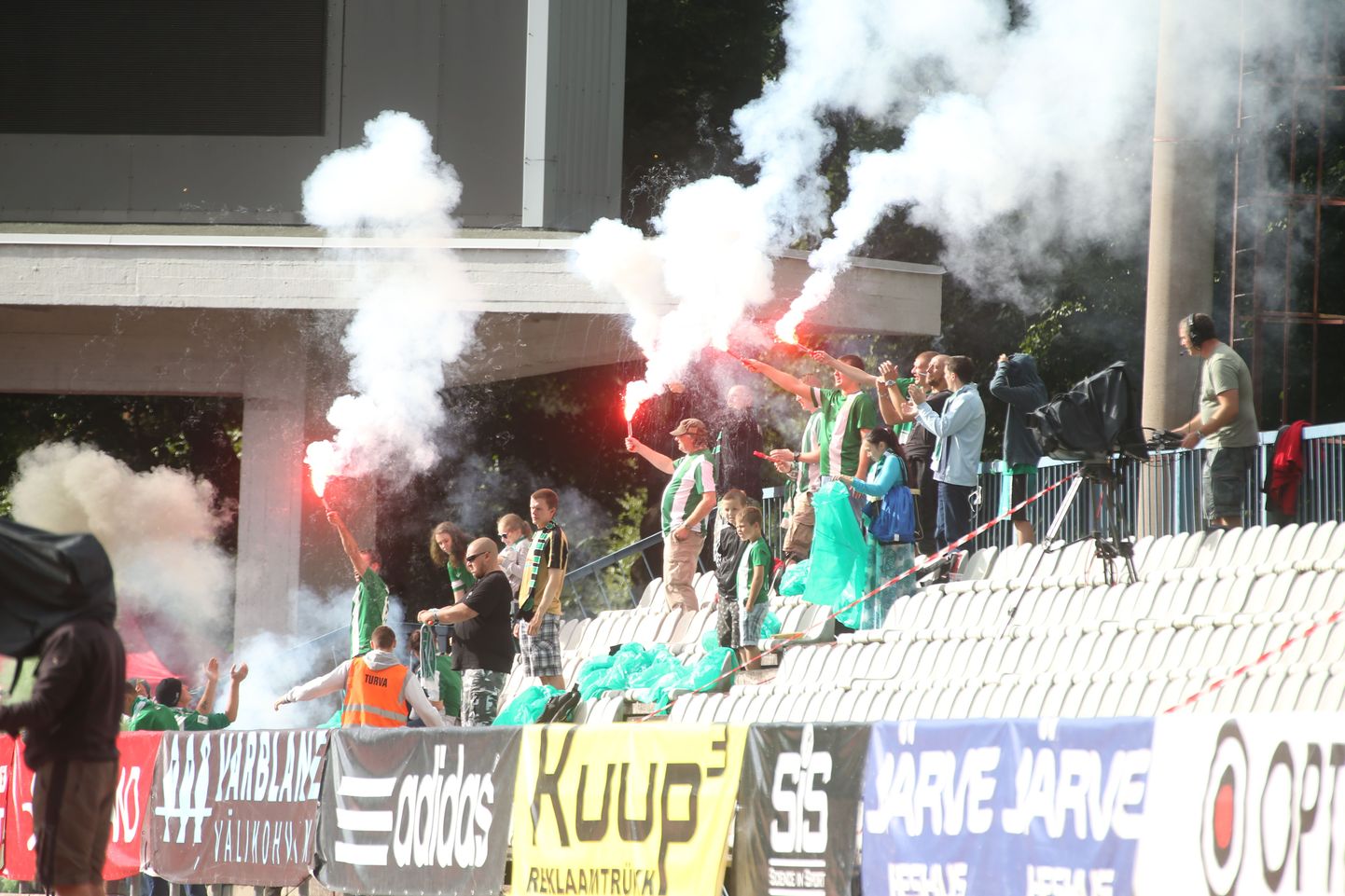 FC Flora fännid kohtumises Nõmme Kalju vastu.