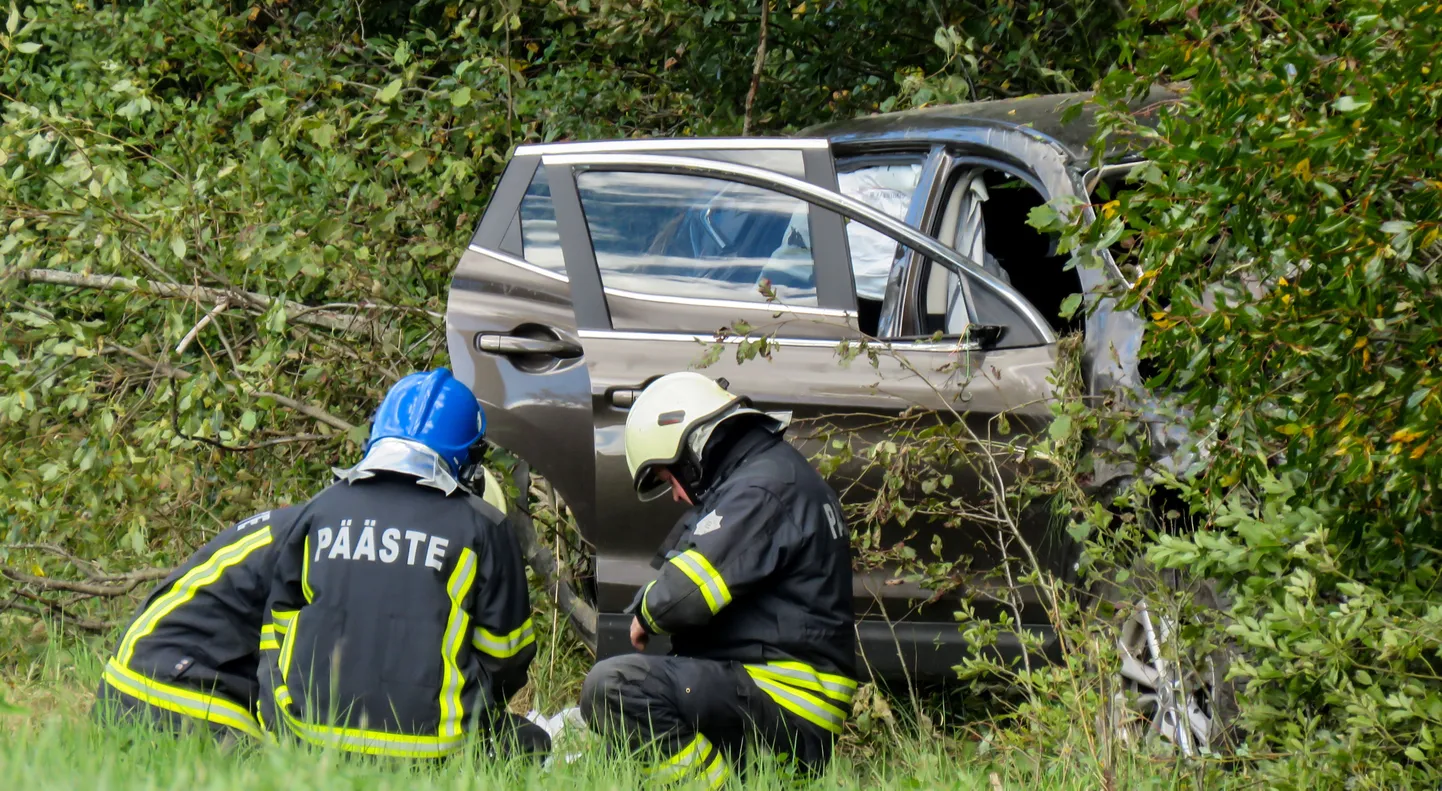 Pärnumaal Halinga vallas toimunud liiklusõnnetus.