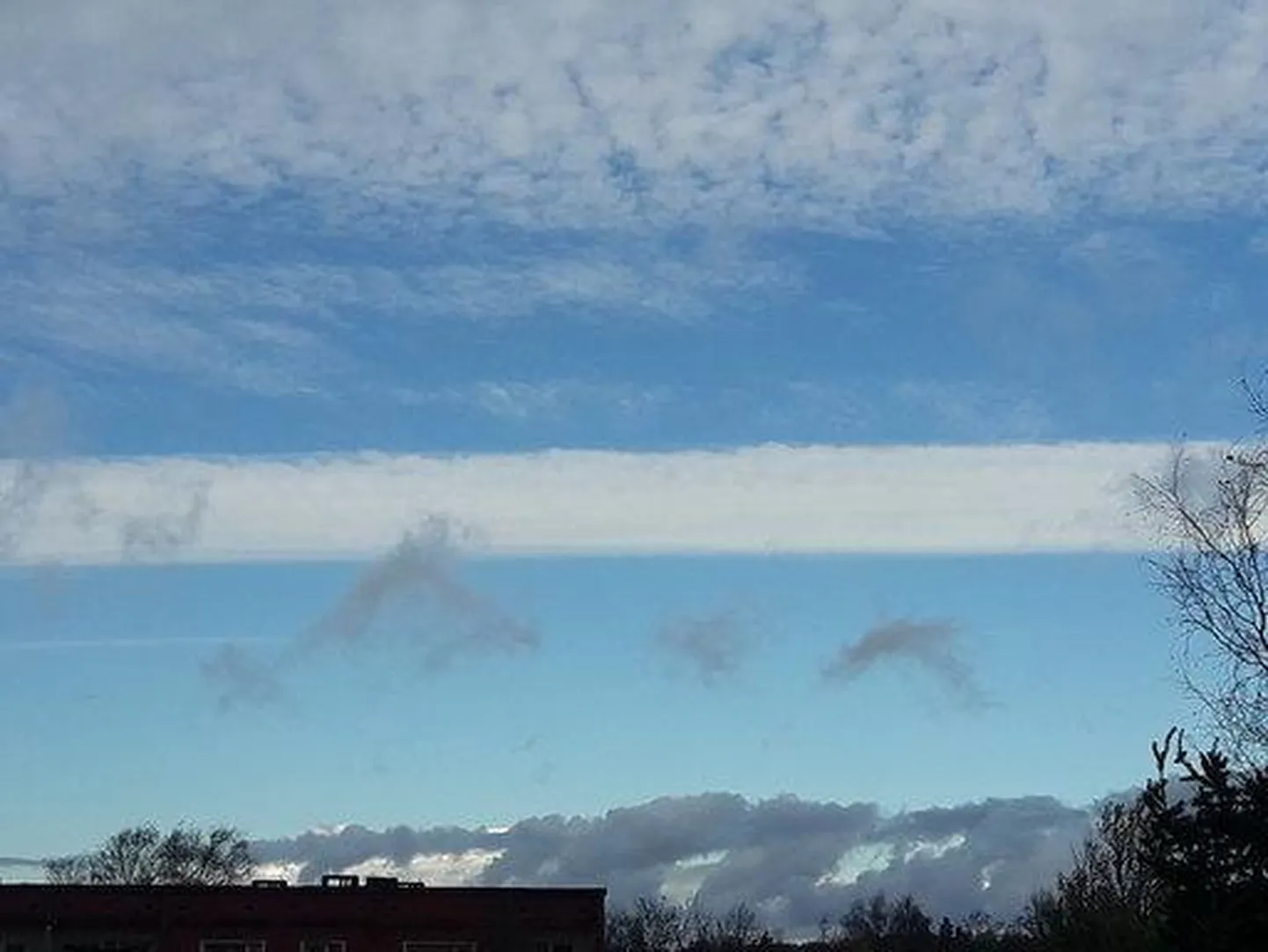 All kihtrünkpilved (Stratocumulus), keskel tõenäoliselt looduslik joonpilv (Cirrus radiatus) ja ülal kiudrünk- ja kõrgrünkpilved.