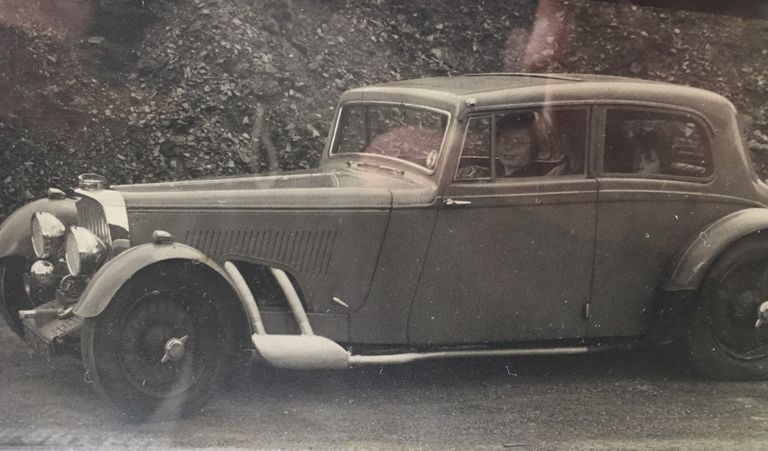 Pere leidis oma garaažist 1936. aasta Aston Martini. Foto sellest autost on tehtud 1930. aastate lõpul