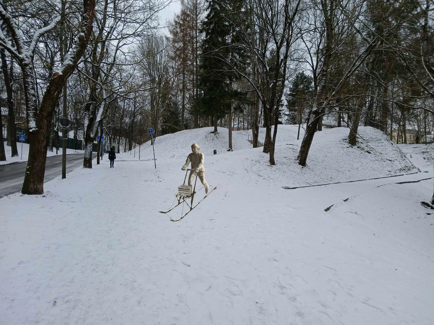 Annetajate toel püstitatakse Tartusse keeleteadlase Lauri Kettuse mälestusmärk. Kettust on kujutatud Soome kelgul.