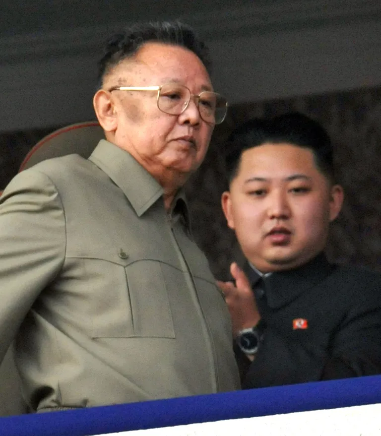 Kim Jong-il (vasakul) koos oma poja Kim Jong-uniga 2010. aastal. 