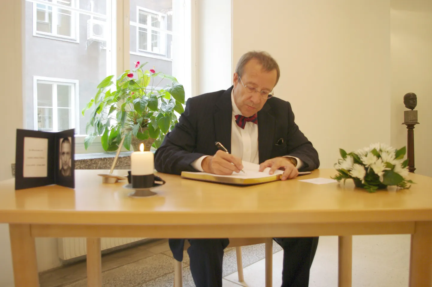 President Ilves teeb Kaitseministeeriumis sissekande veebel Allain Tikko mälestuseks avatud kaastundeavalduste raamatusse.