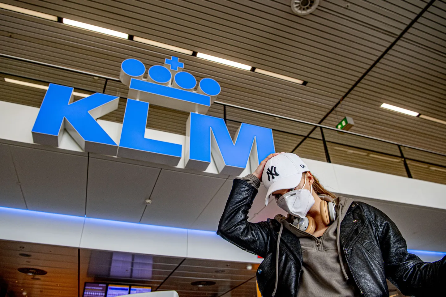 Näomaskiga reisija Schipoli lennuväljal KLMi leti juures. Air France-KLM on üks ettevõtteid, mille vastu riskifondid panustavad.