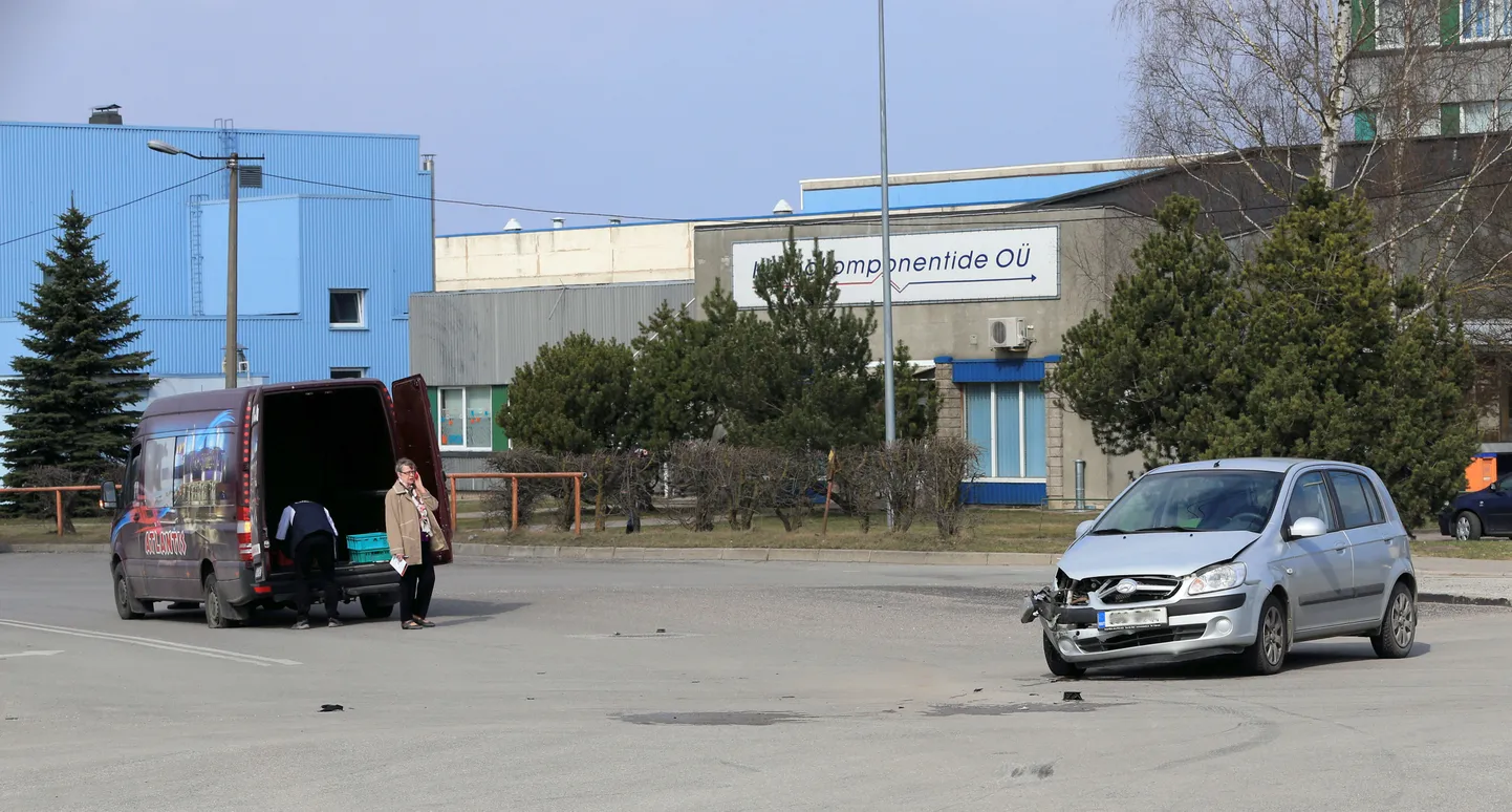 Liiklusavarii Betooni ja Ravila ristmikul 7. aprillil.