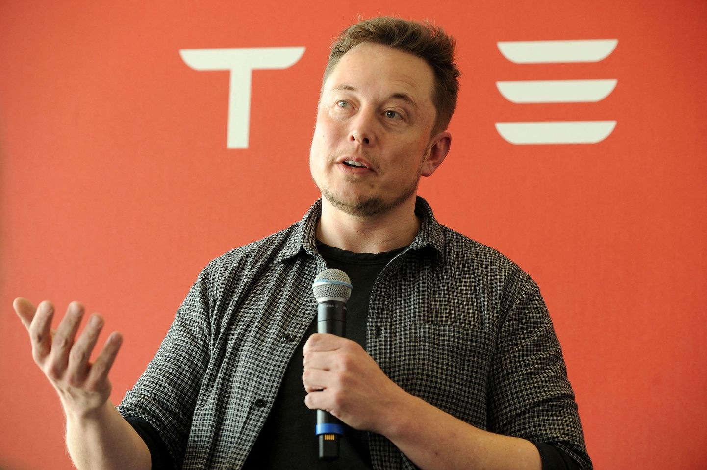Elon Musk tutvustamas 26. juulil 2016 meedia esindajatele USA-s Nevadas Sparkis asuvat Tesla gigatehast