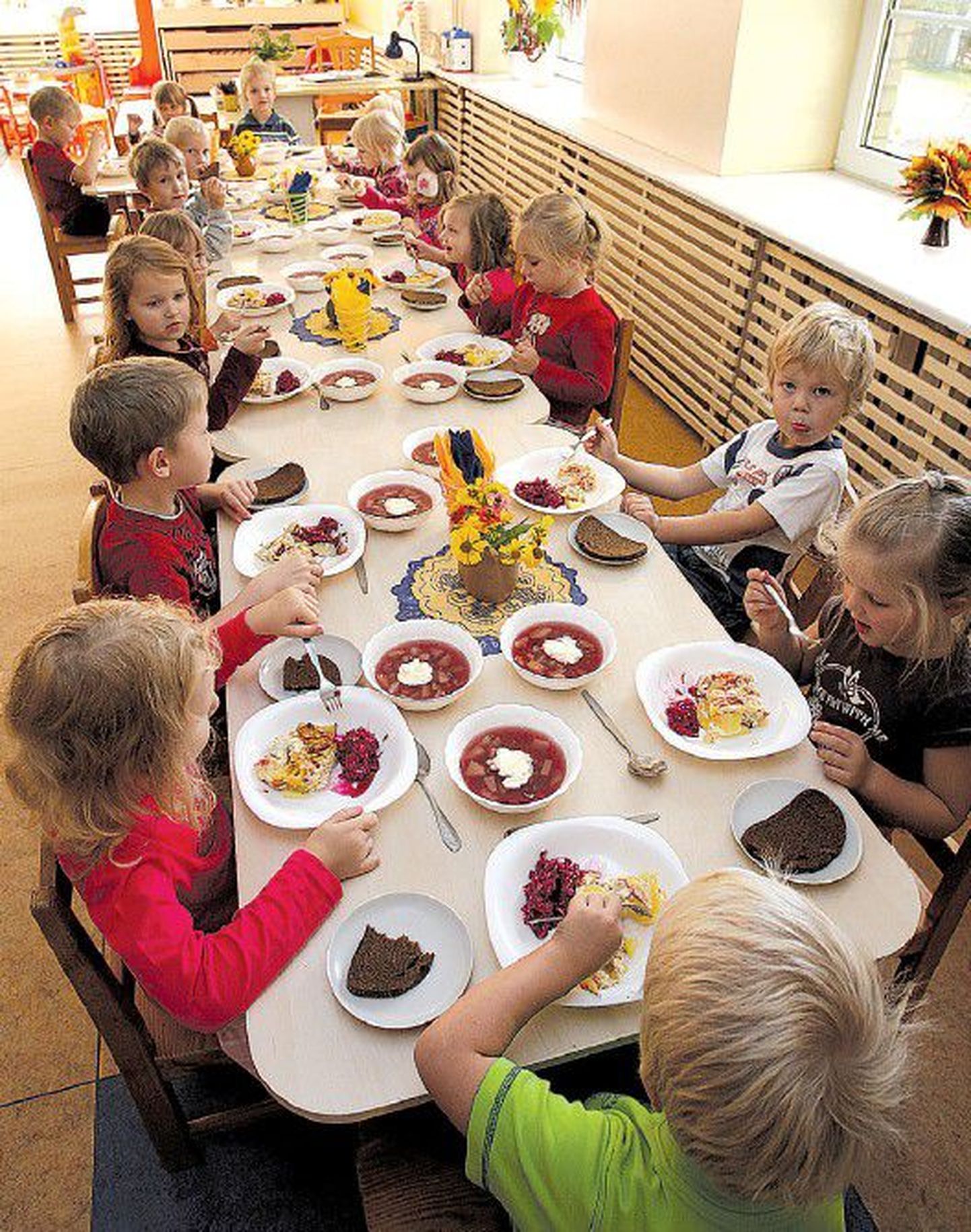 Воспитанники таллиннского детского сада «Ныммеканнике» на этот раз похвалили даже рыбное блюдо, однако все равно макароны они любят больше.