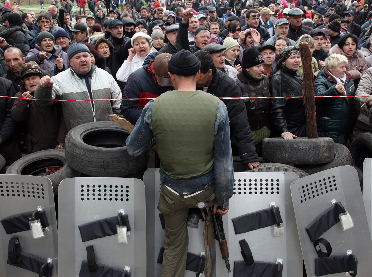 Министр внутренних дел Украины Арсен Аваков сообщил, что люди, захватившие райотдел милиции в Славянске, открыли огонь на поражение.