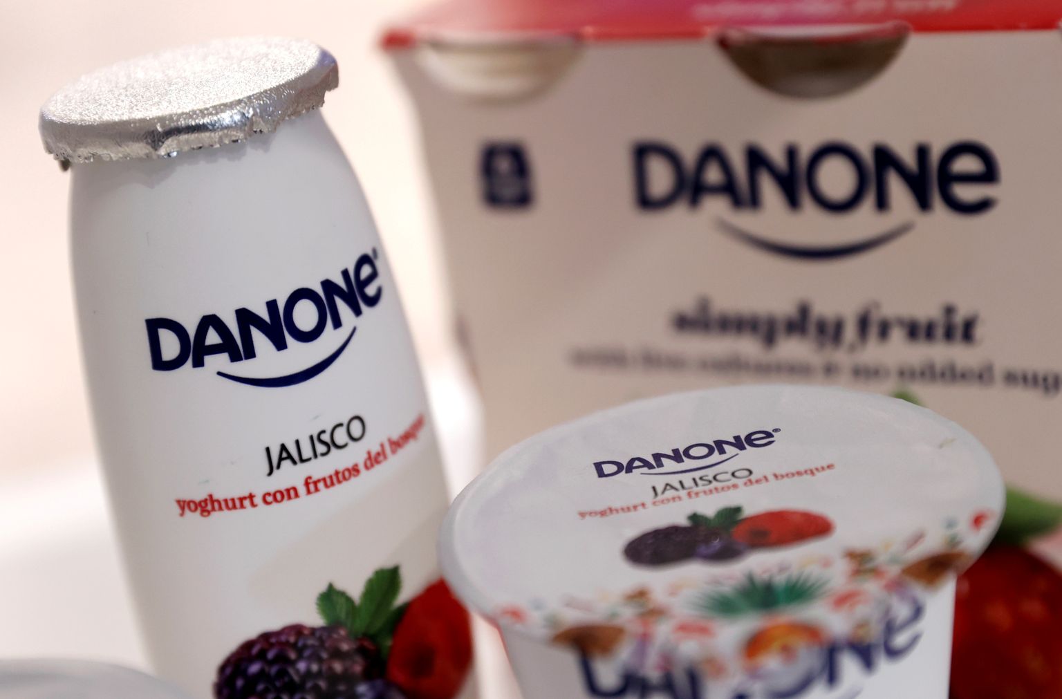 Йогурты Danone.