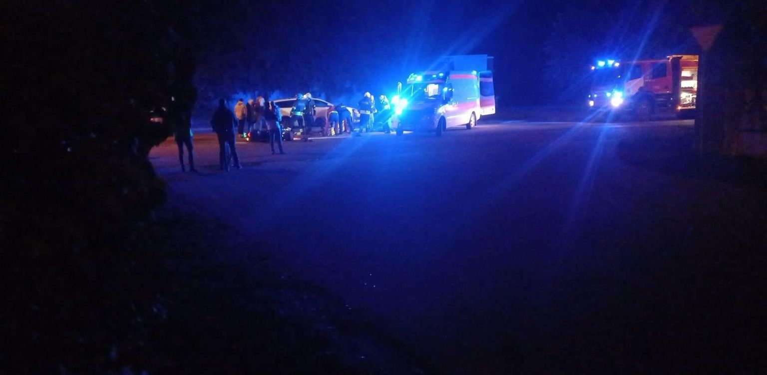 Вчера ночью на перекрестке улиц Раба и Ильвесе в Пярну молодая девушка, управлявшая скутером, свалилась под колеса автомобиля.