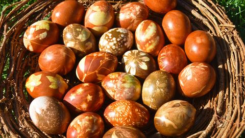 Ar ko tu riskē, ēdot uz galda noturētas un kaujā cietušas Lieldienu olas