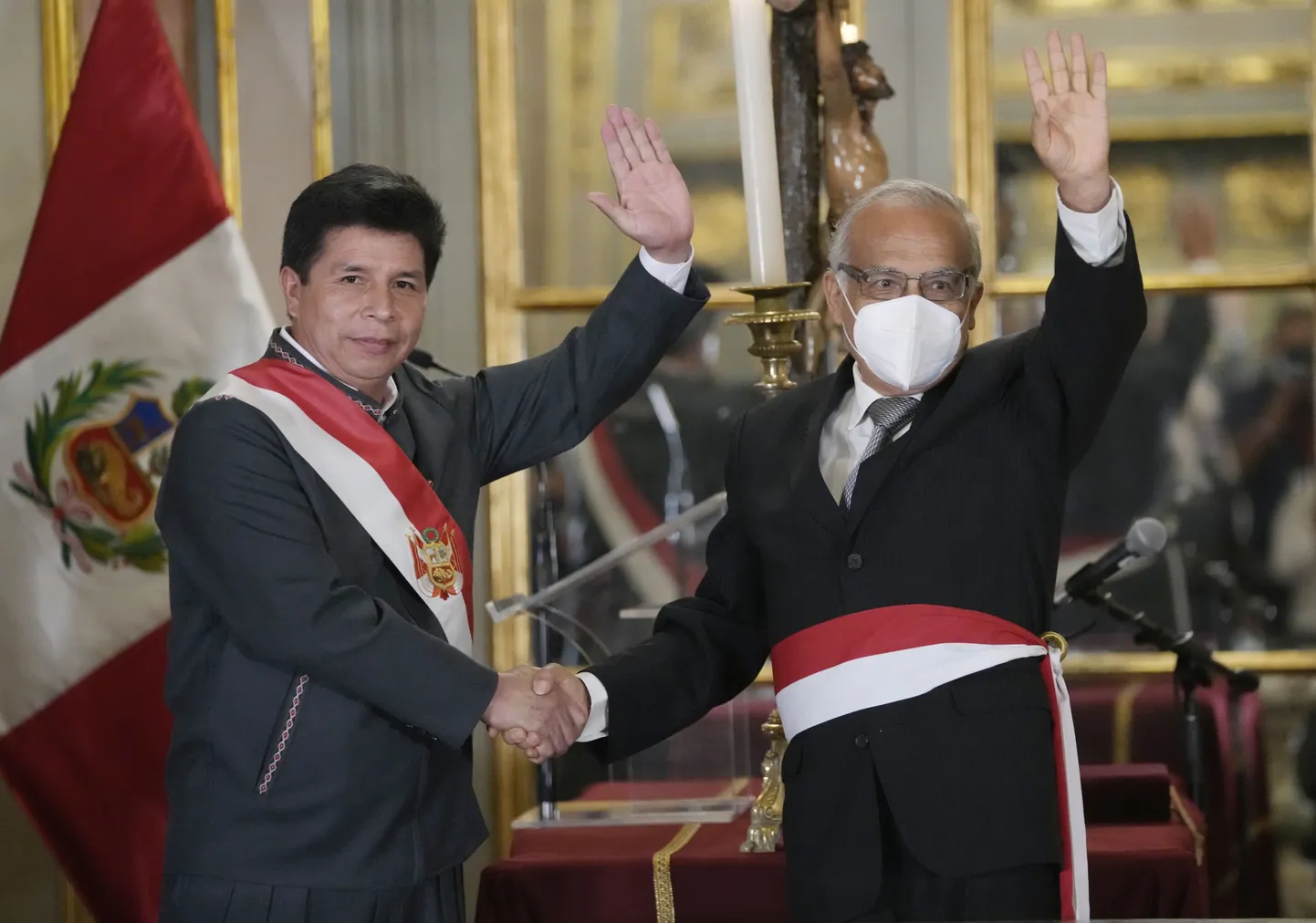 Peruu president Pedro Castillo (vasakul) koos uue valitsusjuhi Aníbal Torresega (paremal).