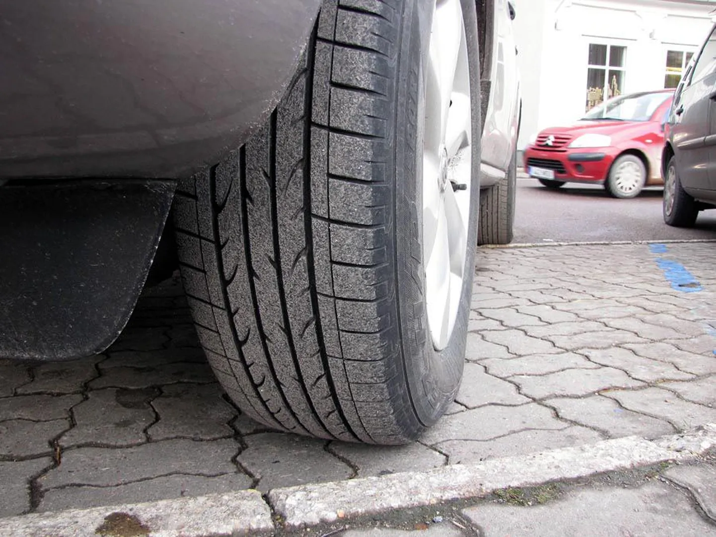 Viljandis Tartu tänava alguse diagonaalsetel parkimiskohtadel seisis eile kella 14.30 paiku 29 autot, millest kaks – nagu ka see Nissan Murano – olid veel suverehvidega.