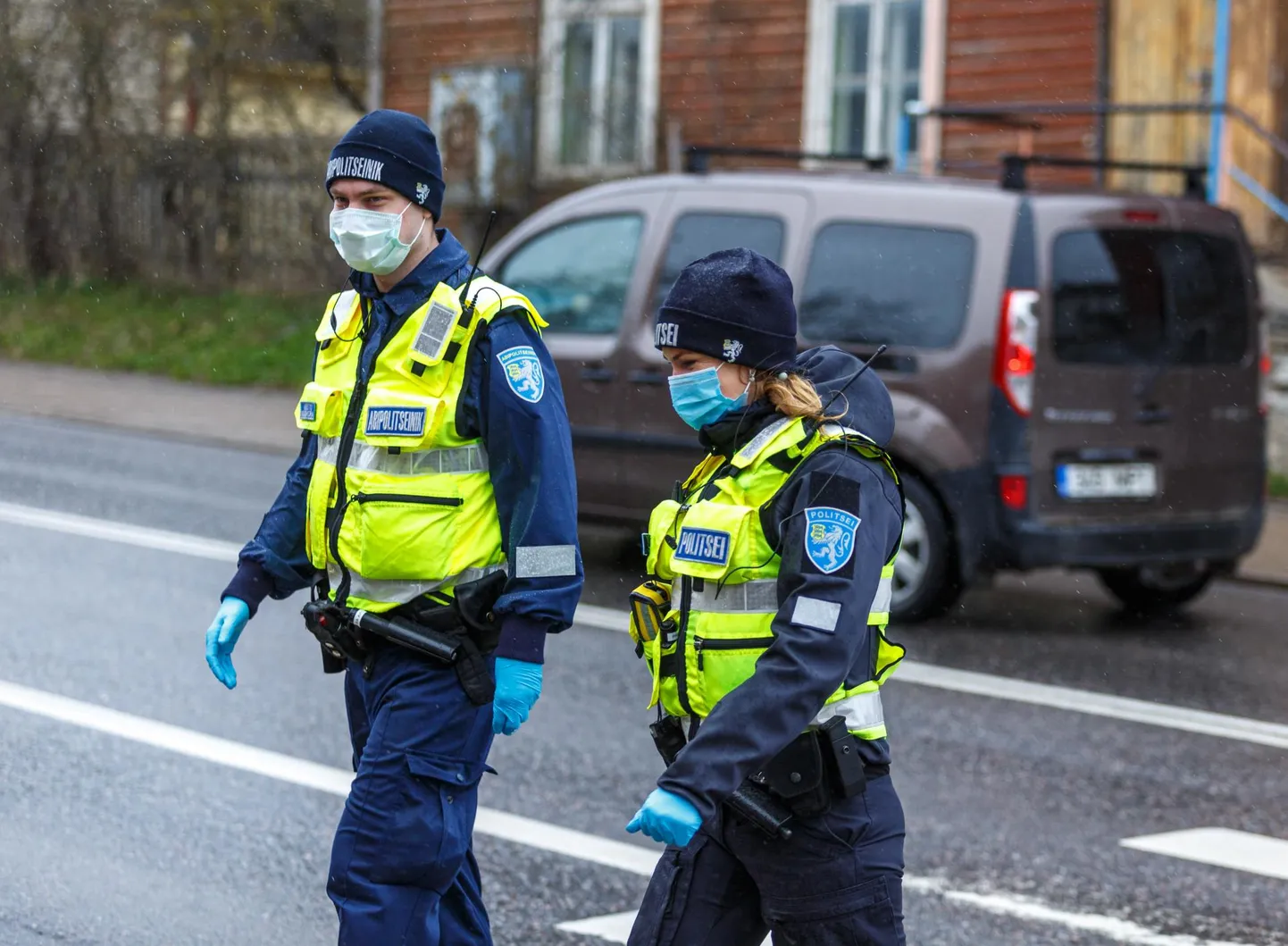 Noorsoopolitseinik Piret Sirg ja abipolitseinik Kristo Kooskora Põlvas liikumisreeglitest kinni pidamist kontrollimas.