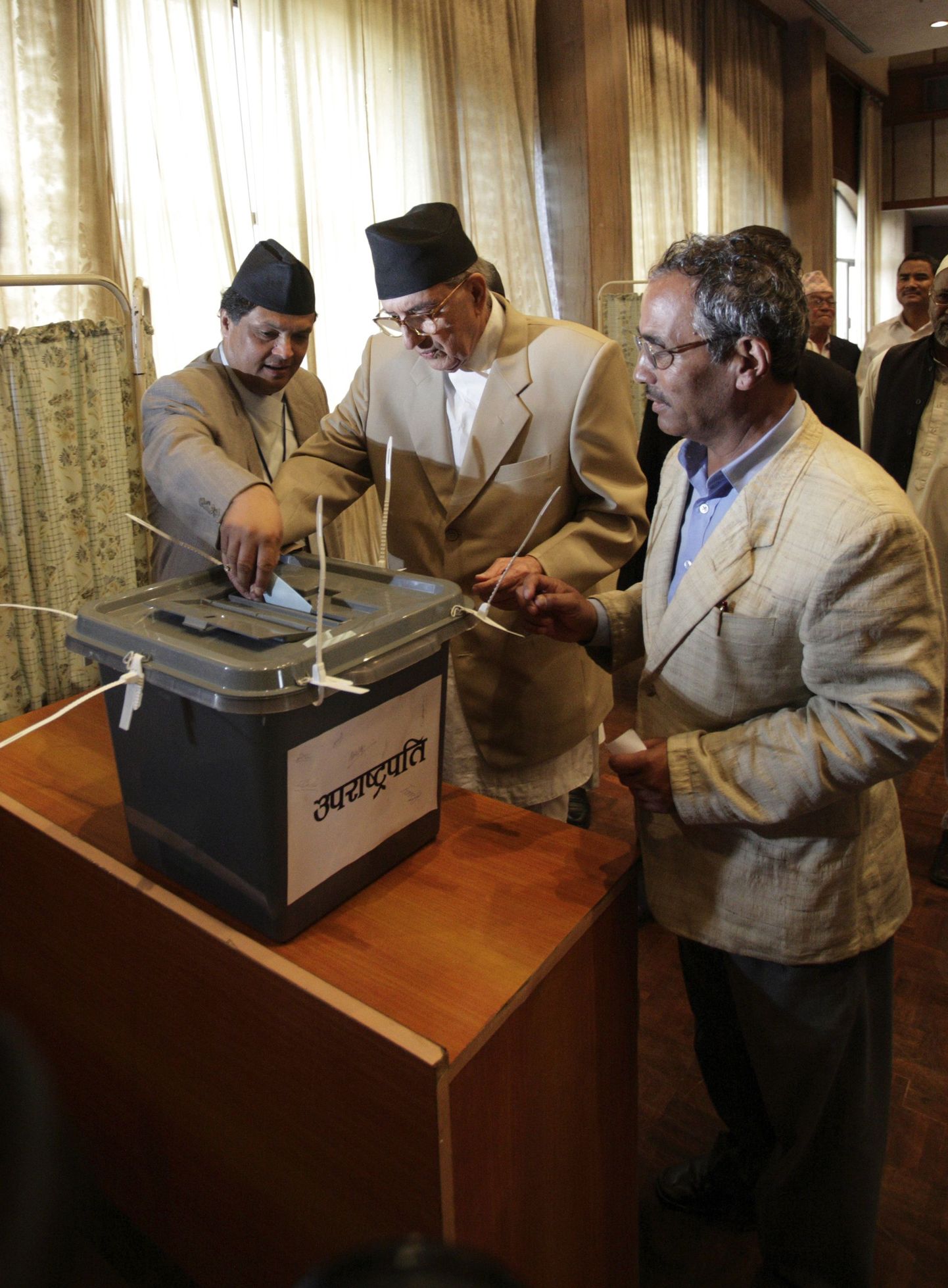 Ajutine peaminister Girija Prasad Koirala hääletab presidendivalimistel, mis paraku läbi kukkusid.