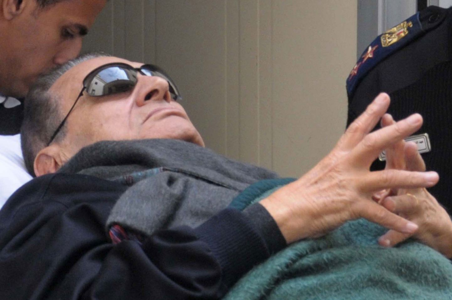 Kanderaamil lebav Hosni Mubarak üleeile Kairo kohtusaalis.