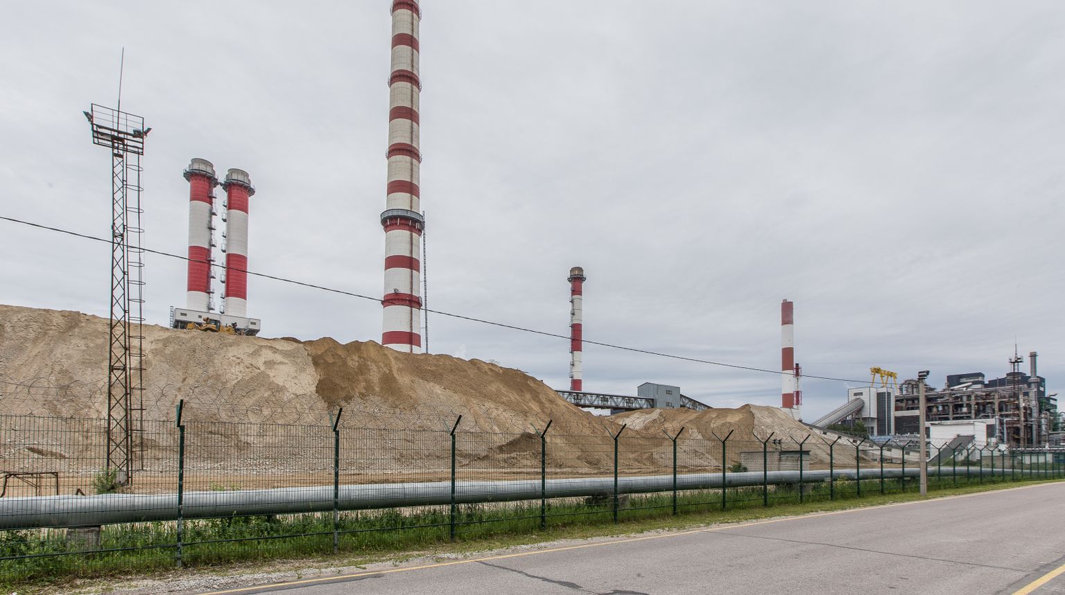 Производить энергию из сланца Эстония  будет  до тех пор, пока не найдем управляемые альтернативы, обеспечивающие энергобезопасность и надежность снабжения, а также щадящие окружающую среду решения для поддержания частоты в электросети.