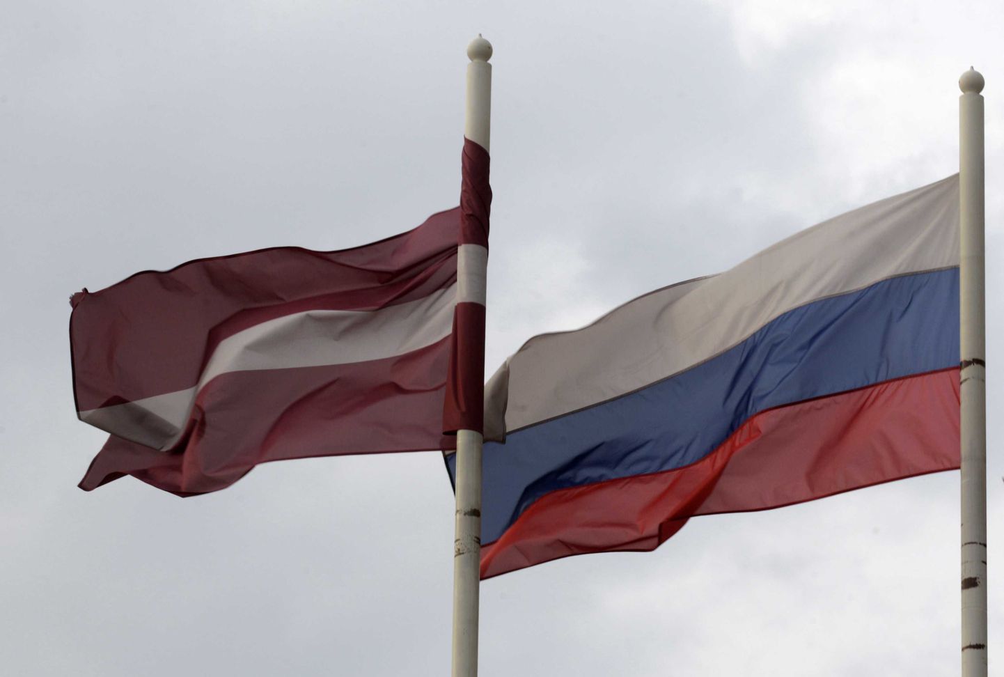 Läti ja Vene lipud ühe Daugavpilsi hotelli juures.