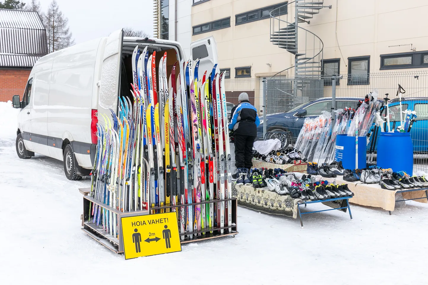 Erinevalt mulluse talve algusest, mil spordipoodides kippus ostupalaviku tõttu mõnd kaupa nappima, on tänavu suuski ja uiske küllaga müügil.