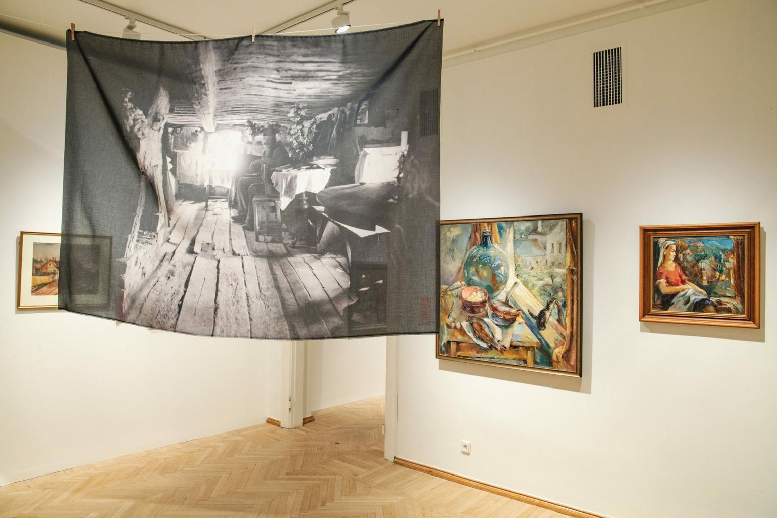 Väljapanekul «Ammendamatu agul. Tartu puitarhitektuur kunstis» näeb teoseid, millel kujutatakse Tartu puithoonetest koosnevaid agulipiirkondi.