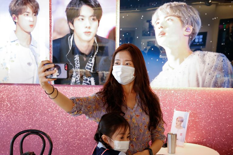 BTSi fänn Lucia Kang tegemas endast selvefotot grupi piltidega kaunistatud Souli kohvikus.