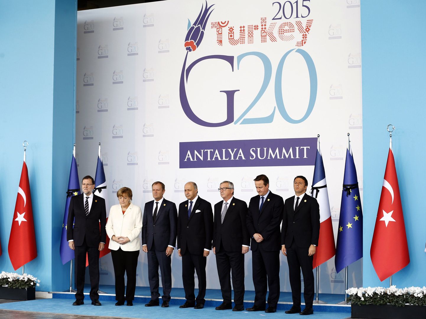 Euroopa riigipead ja komisjoni president Jean-Claude Juncker langetavad G20 kohtumisel pea vaikuseminutiks, et mälestada Pariisi rünnakute ohvreid.