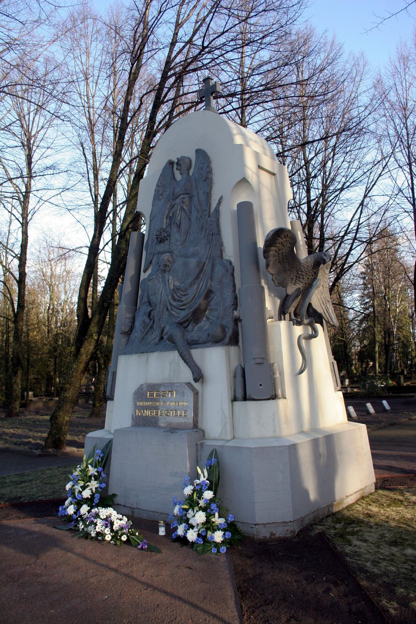 Pärnu Vabadussõja ausammas Alevi kalmistul.
