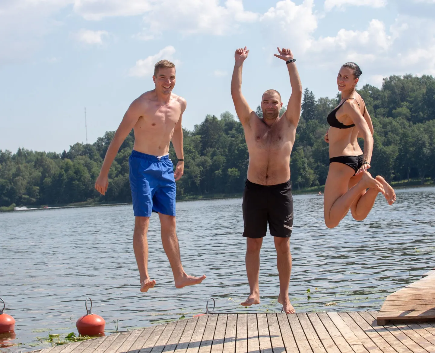 Lõbusad suvitajad Viljandi järve rannas, mis veel tänaseni puhas. Kuid hoolimatu olla ei saa - järvevee puhtus vajab erilist kaitset.