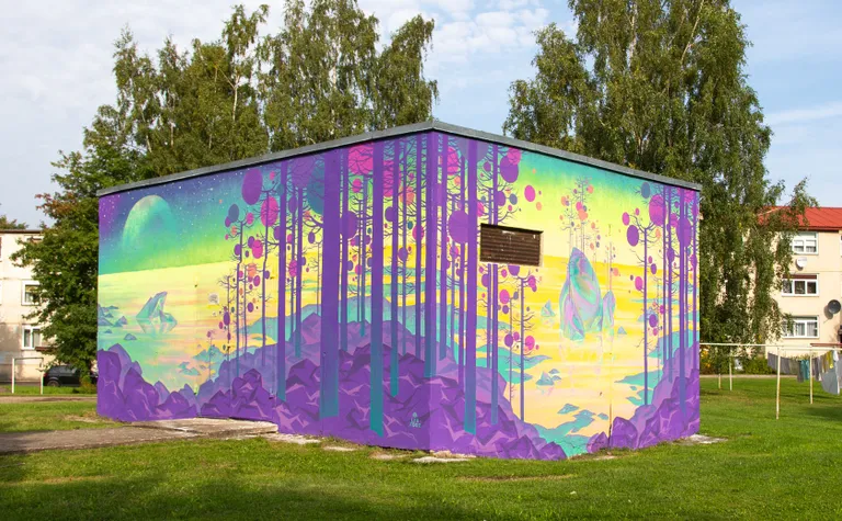 Eesti tänavakunstik Lex Zooz tegi Jaama 38a paiknevale trafoalajaamale maali "Kivised kaldad", millest on nüüdseks saanud selle tänava kaunistus.