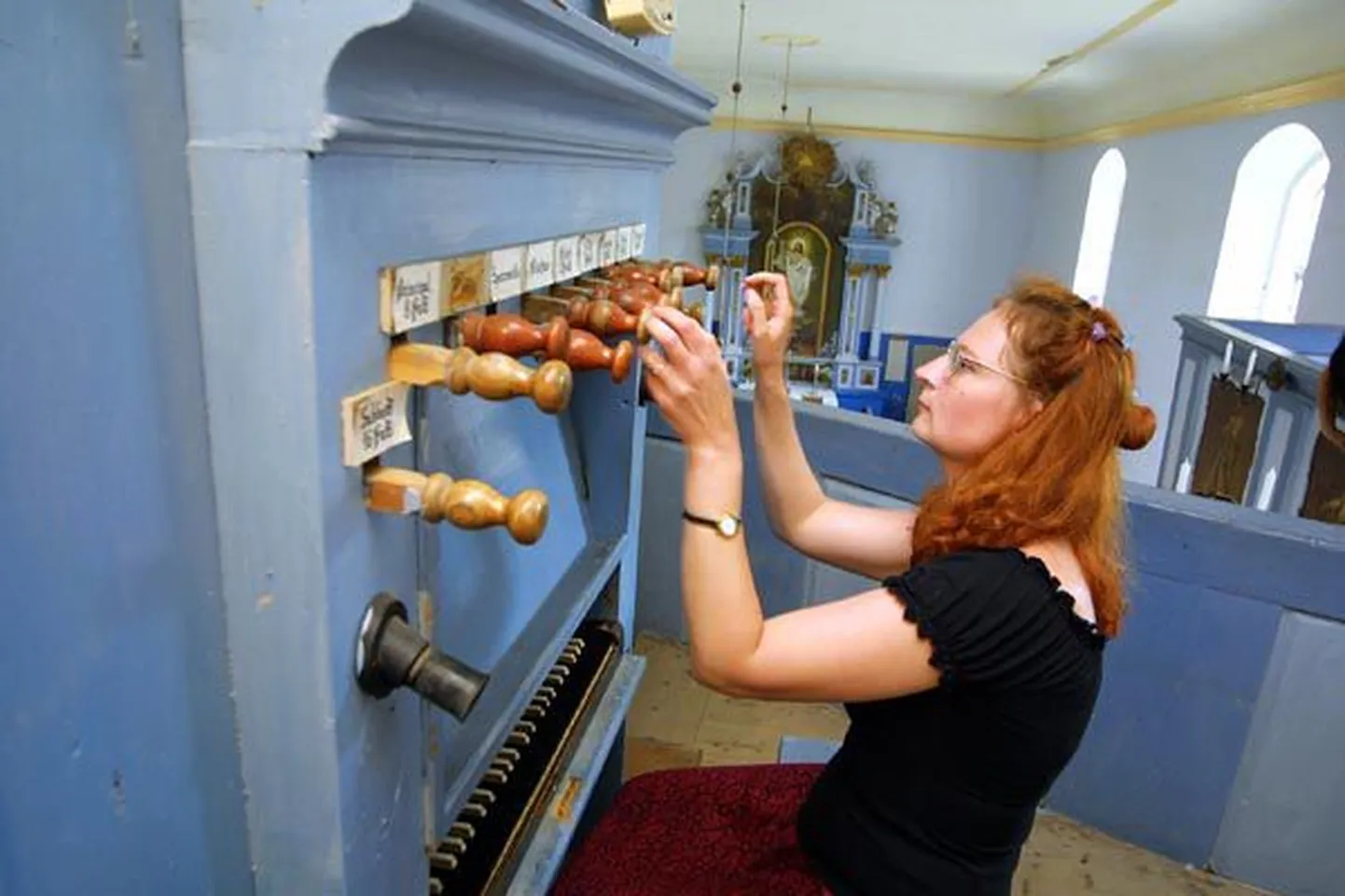 Karksi Peetri koguduse organist Helika Gustavson hindab Ernst Carl Kessleri oreli puhul iga registri kaunist pehmet ja täidlast kõla.