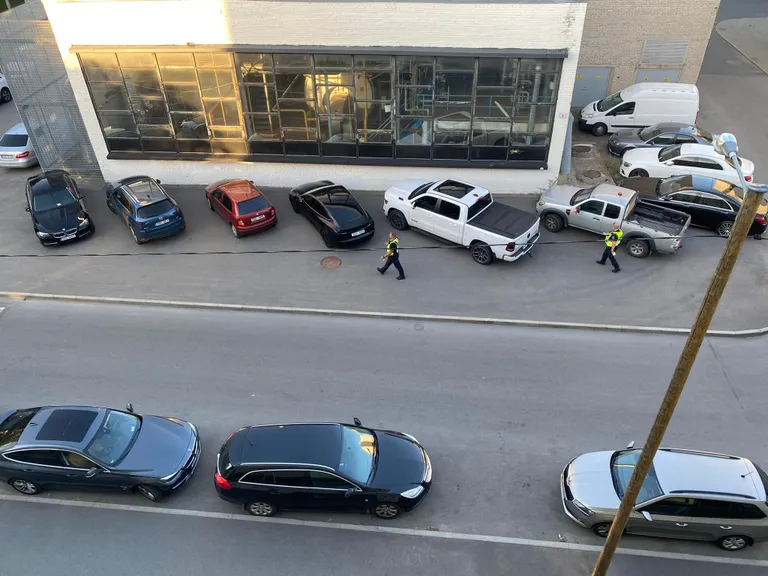 Припаркованные автомобиле вблизи стадиона A. Le Coq.