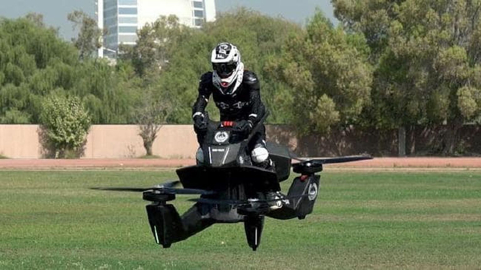 Dubai politsei tellis USA idufirmalt lendavad mootorrattad.