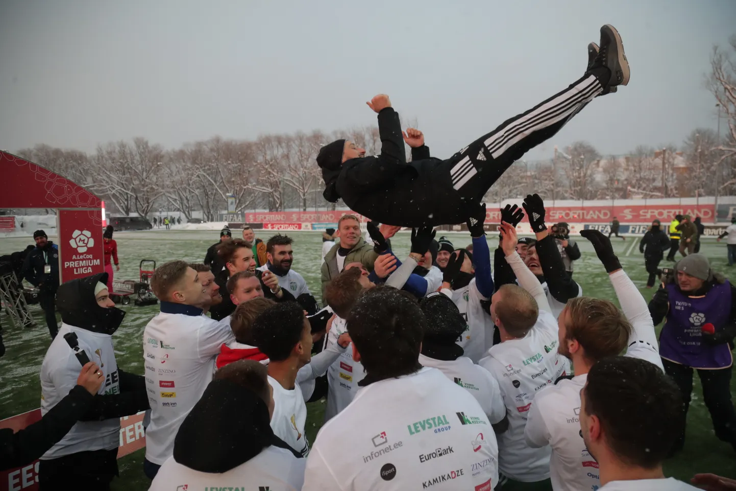 Levadia peatreenerit Vladimir Vassiljevit tervitati tiitlivõidu puhul meistrite kombel.