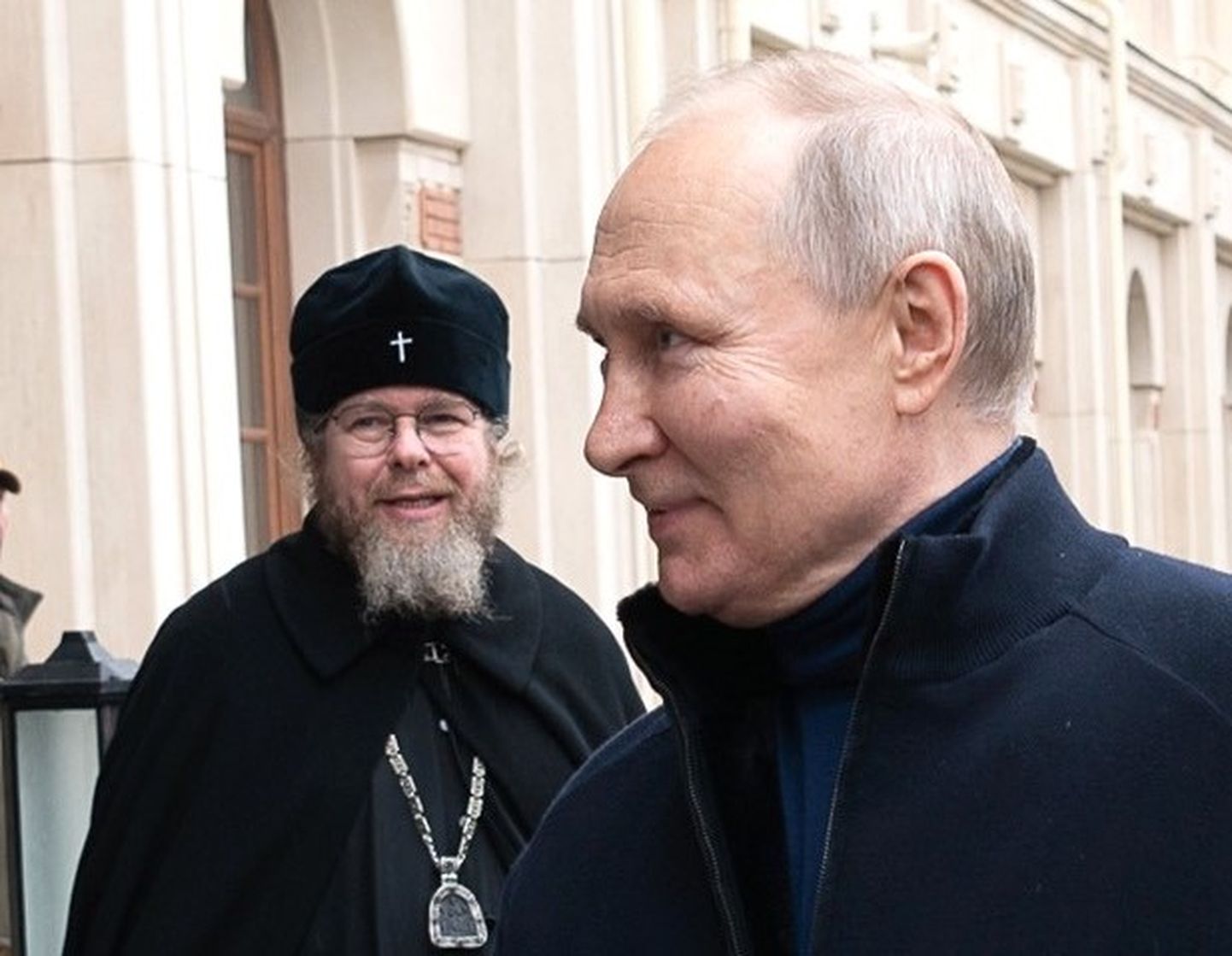 Священник Тихон Шевкунов сопровождает Путина во время поездки в Крым, Украина, 18 мартя 2023 года.