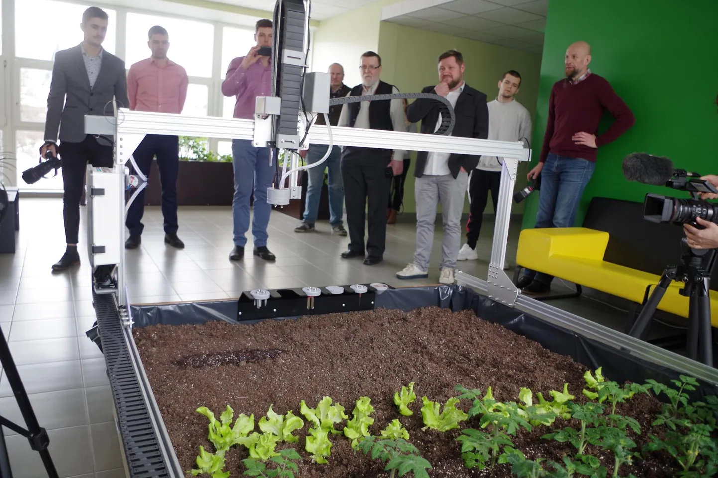 Räpina aianduskooli kolmandal korrusel salati- ja tomatitaimede eest hoolitsev Farmbot ootab kevadet, et ta kasvuhoonesse kolitaks.