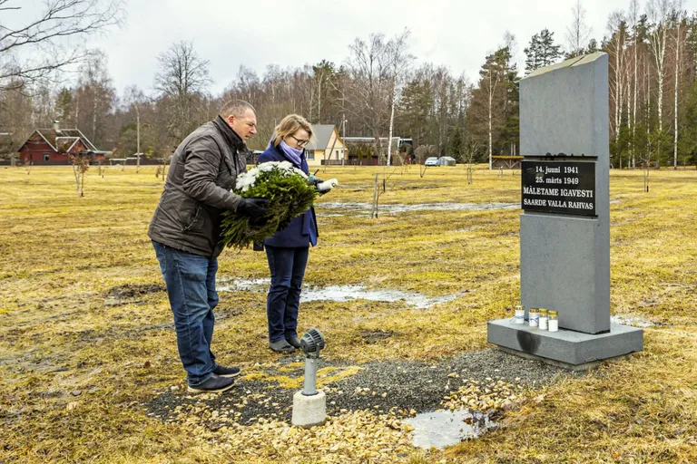 Saarde vallavanem Raivo Ott ja abivallavanem Külli Karu pärga asetamas.