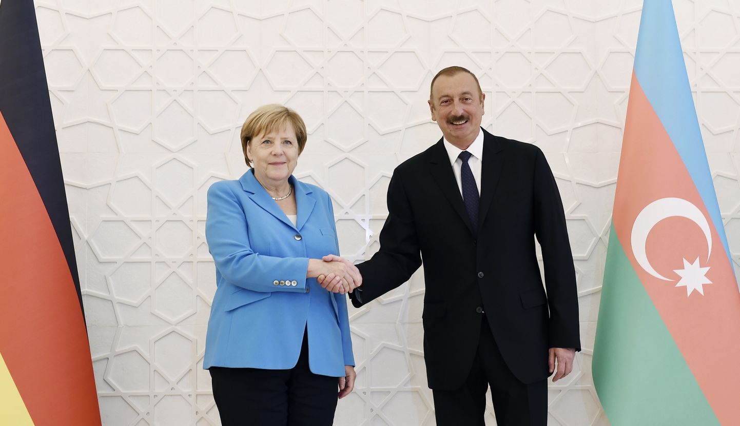Vācijas kanclere Angela Merkele un Azerbaidžānas prezidents Ilhams Alijevs