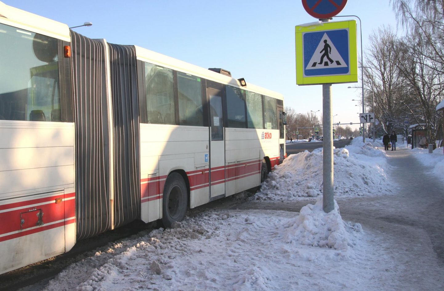 Kindlasti on Pärnumaal tegutsevaist ettevõtteist saanud enim kriitikat bussifirma Atko. Sindi linna Sauga vallaga ühendava bussiliini kohta on vaid vähestel nimetatud piirkondade inimestel öelda midagi head.