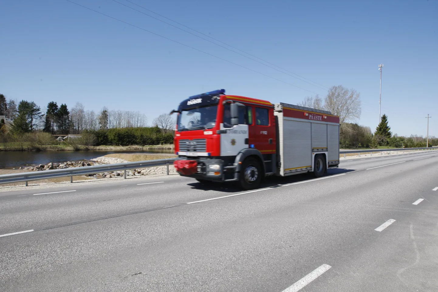 Päästeauto kihutamas väljakutsele.