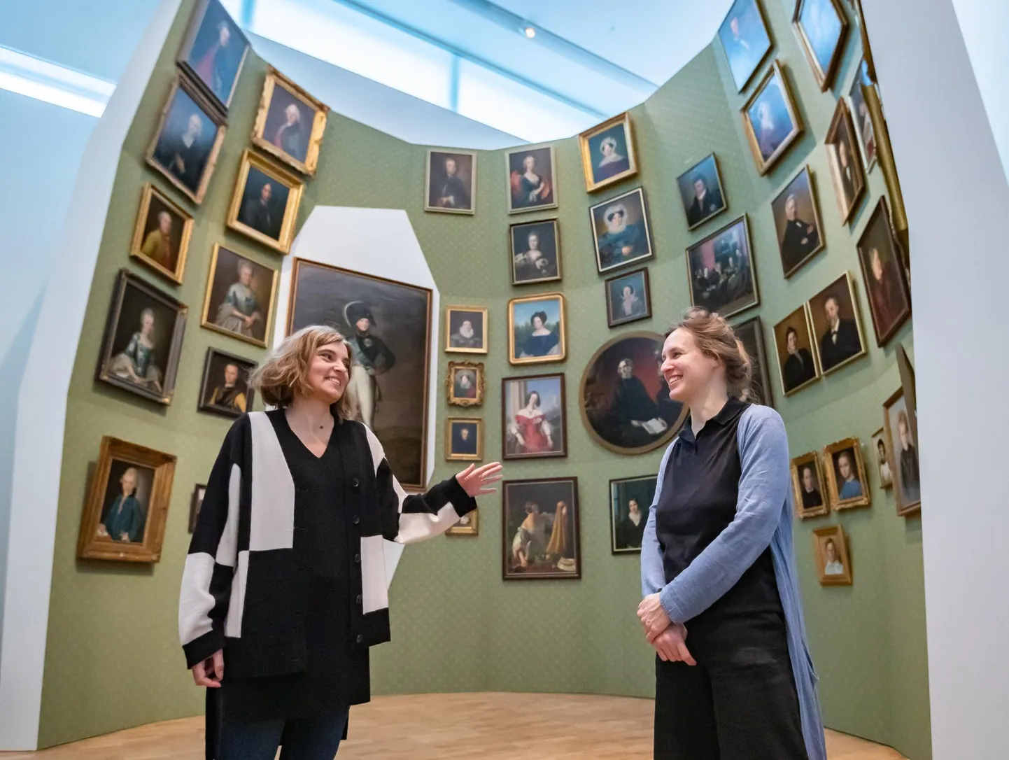 Kumu uue püsiekspositsiooni «Identiteedimaastikud. Eesti kunst 1700–1945» kuraatorid Kadi Polli (vasakul) ja Linda Kaljundi.