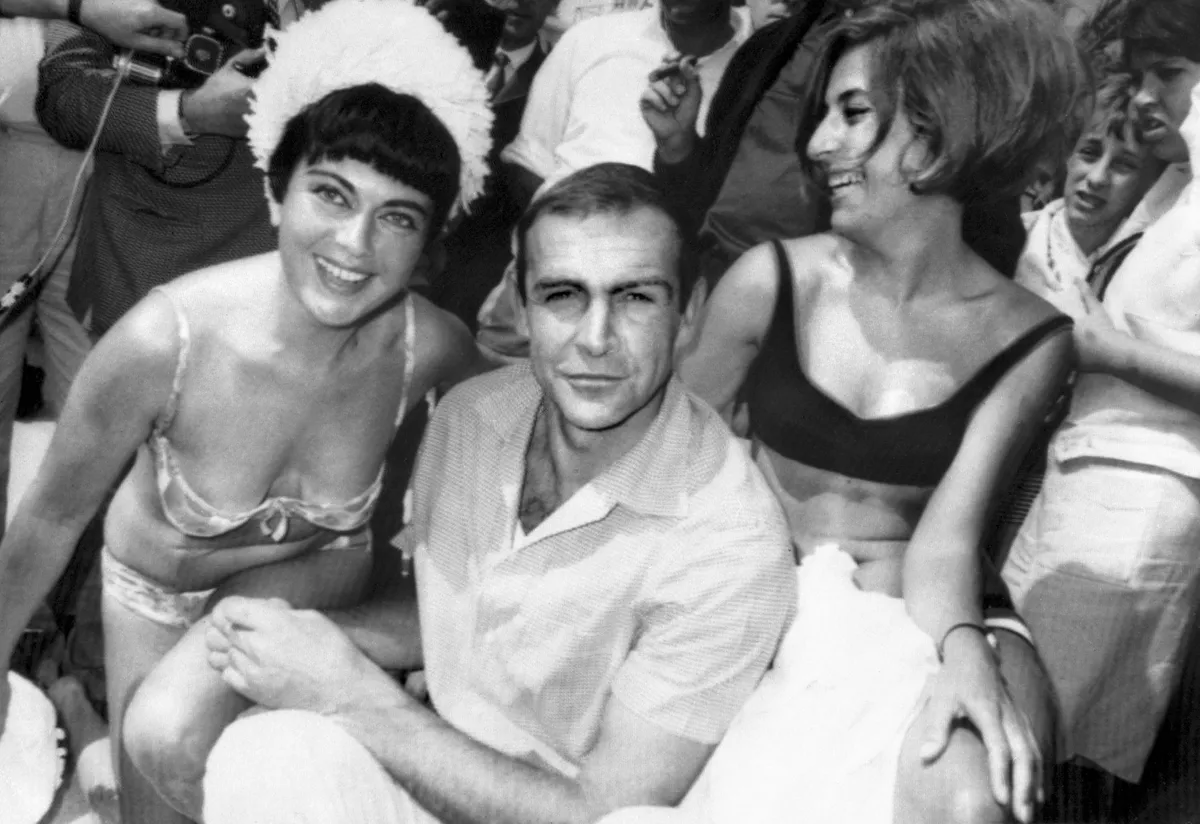 Šons Konerijs pozē ar divām sievietēm Kannu filmu festivālā 1965. gada 22. maijā. 
 