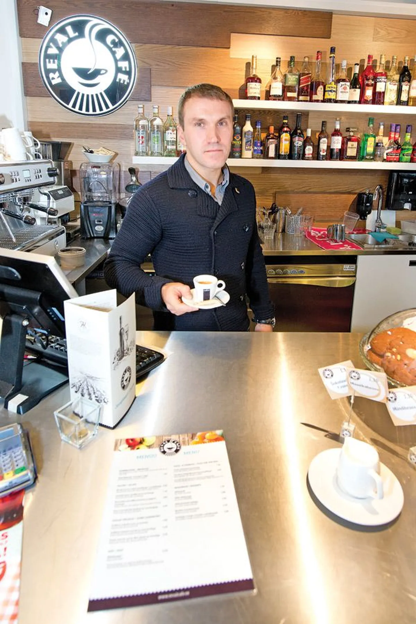 Один из совладельцев и исполнительный директор Reval Cafe Рене Тройфельдт в кафе, недавно открывшемся в здании главпочтамта.