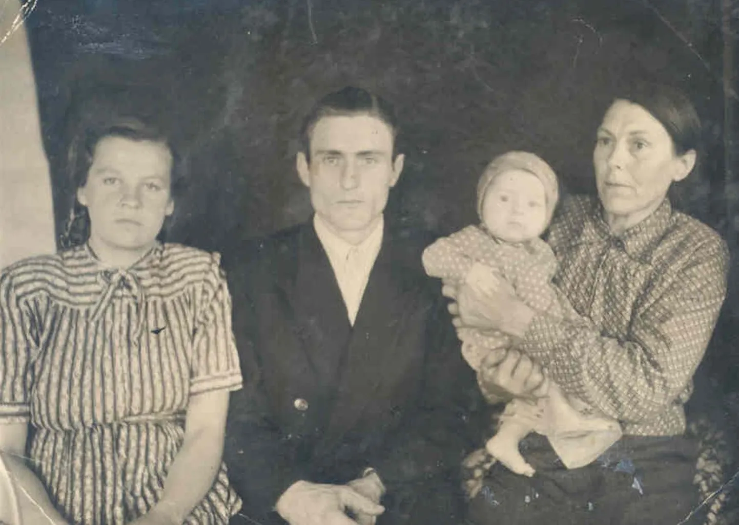 Asta (vasakult) koos abikaasa Ilmari, pisipoeg Antoni ja Ilmari ema Aliidega 1954. aastal Siberis.