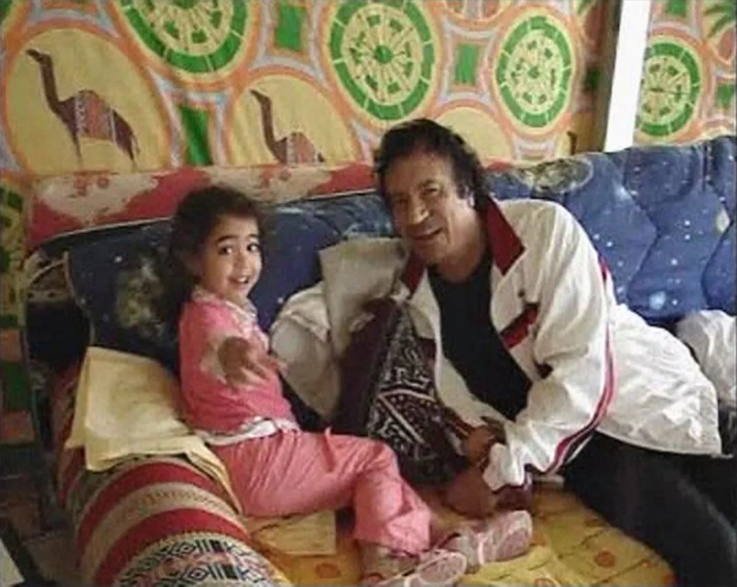 Muammar Gaddafi koos lapselapsega