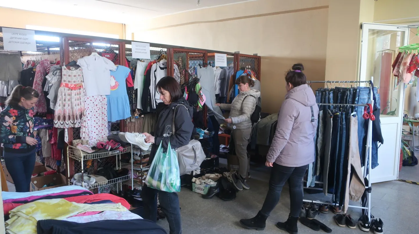 Põlva kooli Lina tänava õppehoones ootab põgenikke garderoobitäis rõivaid ja jalatseid.