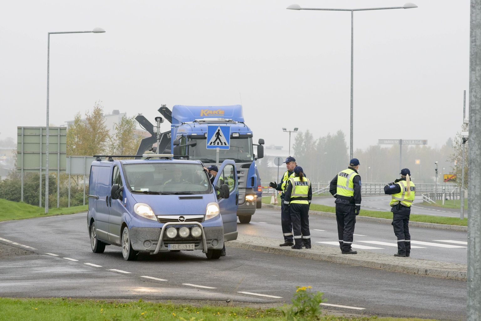 Soome tollitöötajad piiril autosid kontrollimas