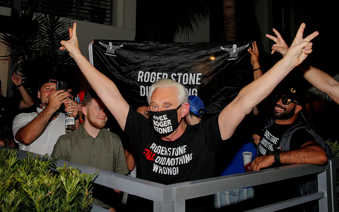 Roger Stone reageerib oma kodu ees president Donald Trumpi otsusele.