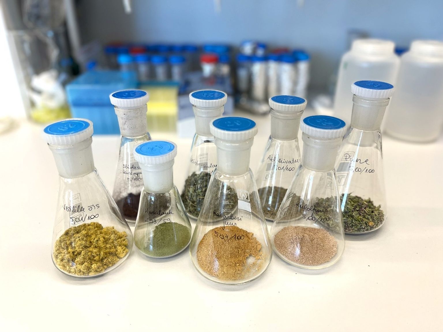 Instrumentaalanalüüsi laboratooriumis uuritakse paljude erinevate taimede keemilisi omadusi.