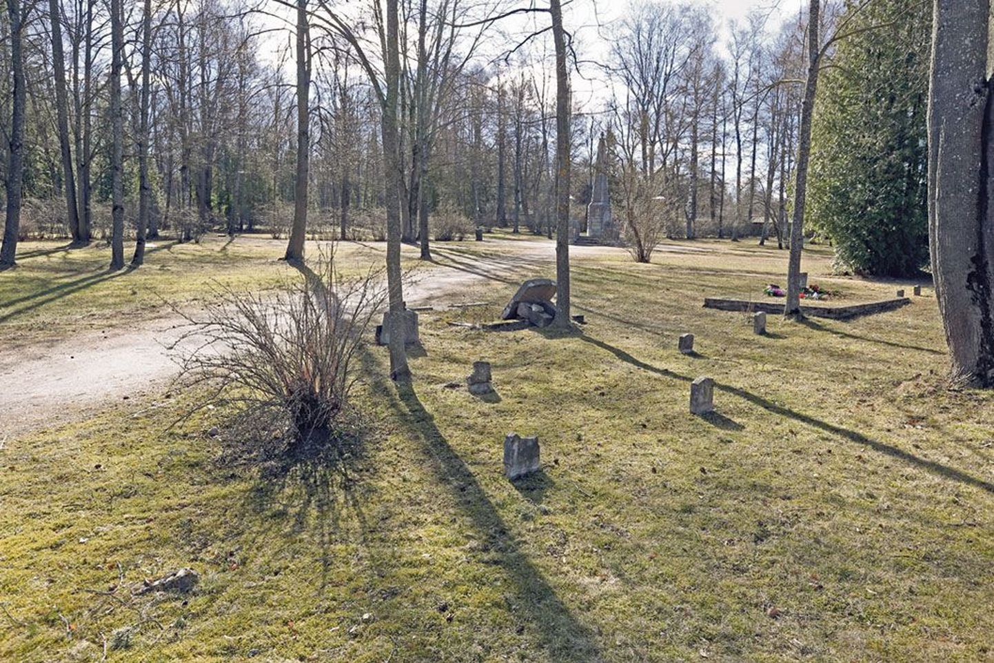 Nurme tänava ääres asuval sõjaväekalmistul on säilinud Tartu garnisoni mõnekümne sõduri ja ohvitseri väikesed betoonist hauakivid, kust nime pole enam võimalik välja lugeda.